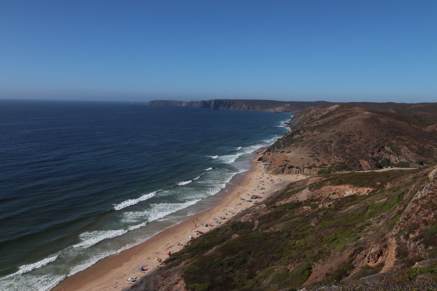 Costa atlântica com praia comprida e falésias