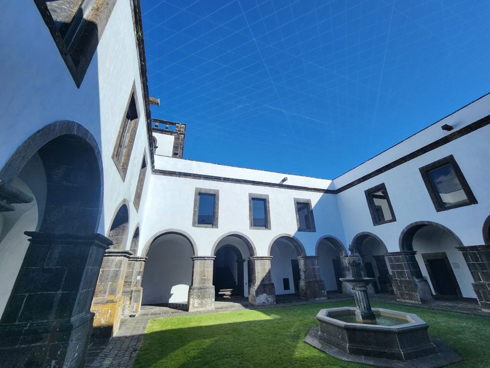 Claustro do antigo convento franciscano de Vila Franca do Campo