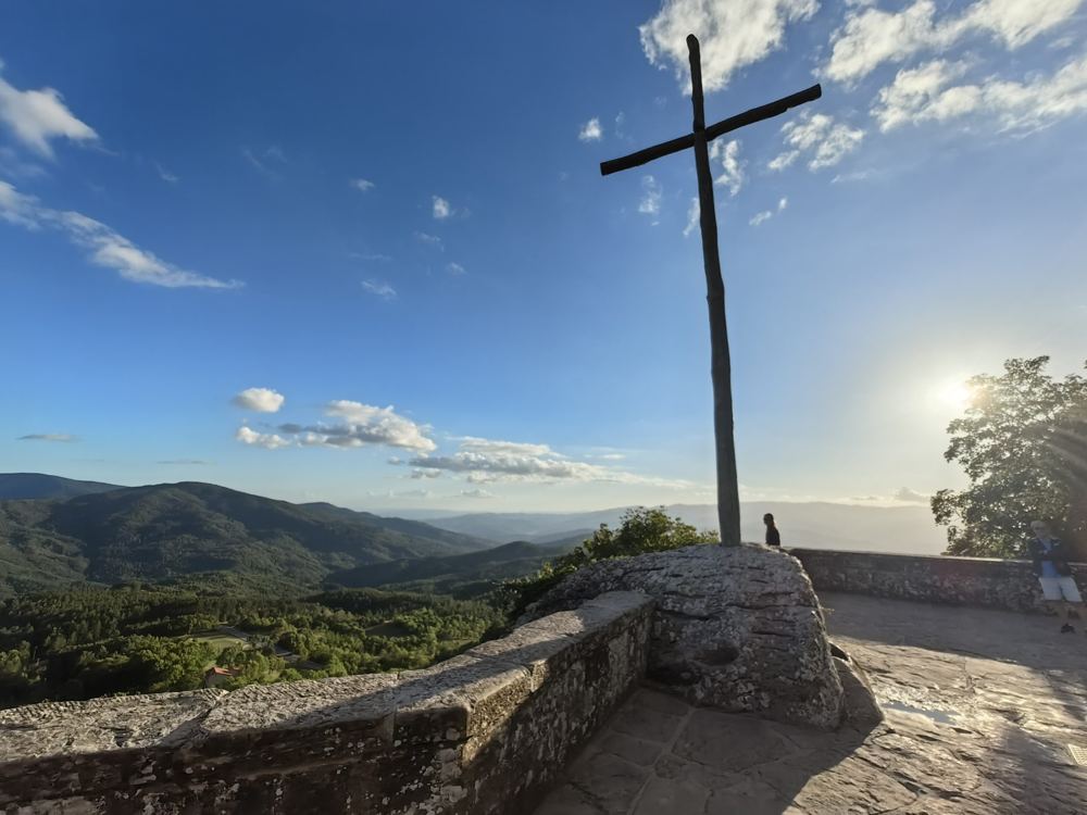 Cruz na montanha no Caminho de São Francisco