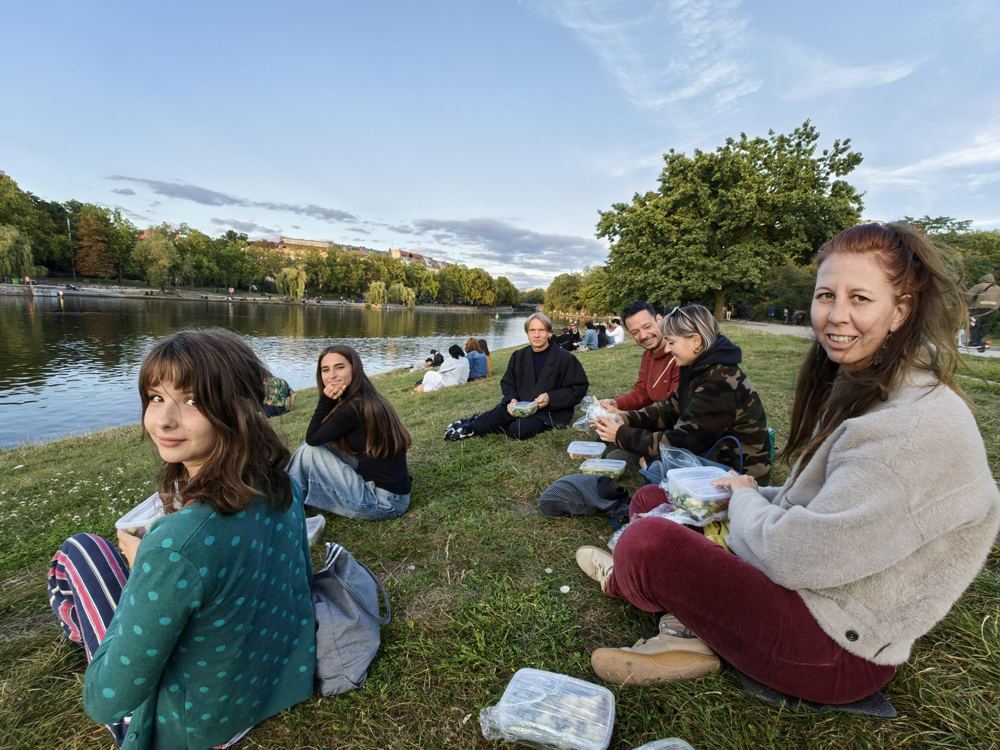 Grupo num parque junto ao lago