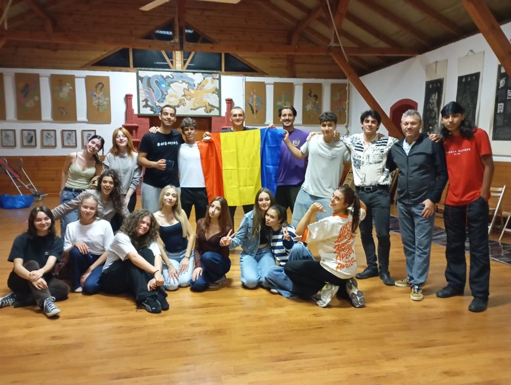 Grupo internacional com bandeiras na sala