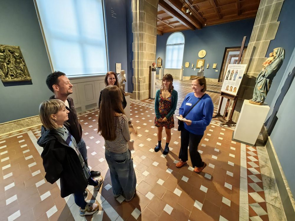 Visita a um museu com o grupo