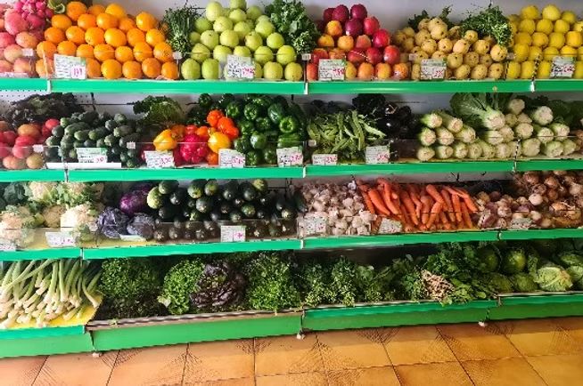 Prateleira com fruta e legumes frescos