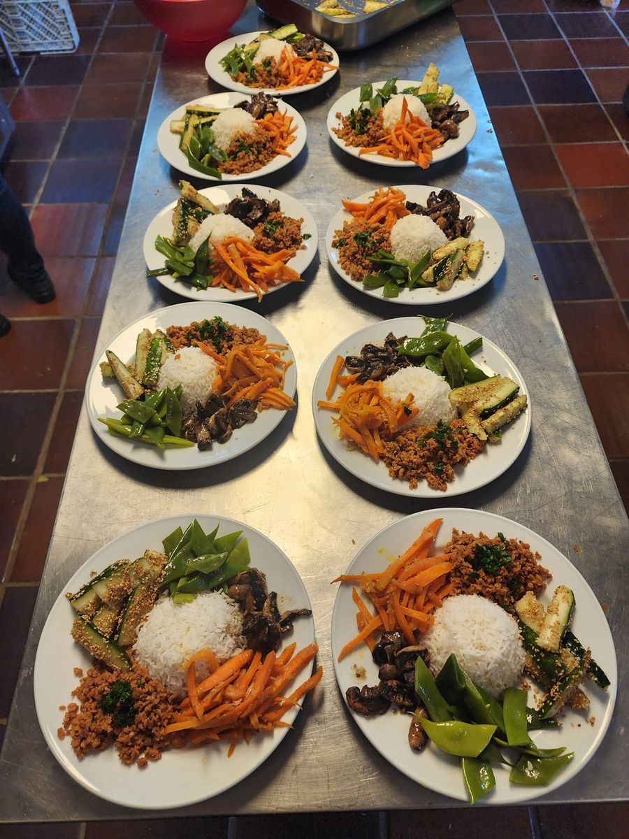 Fila de pratos com legumes, cereais e salada