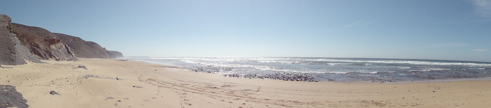 Panorama da praia de Vale Figueiras com falésias